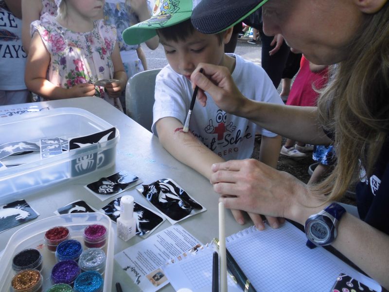 Glitzertattoos und Kinderschminken